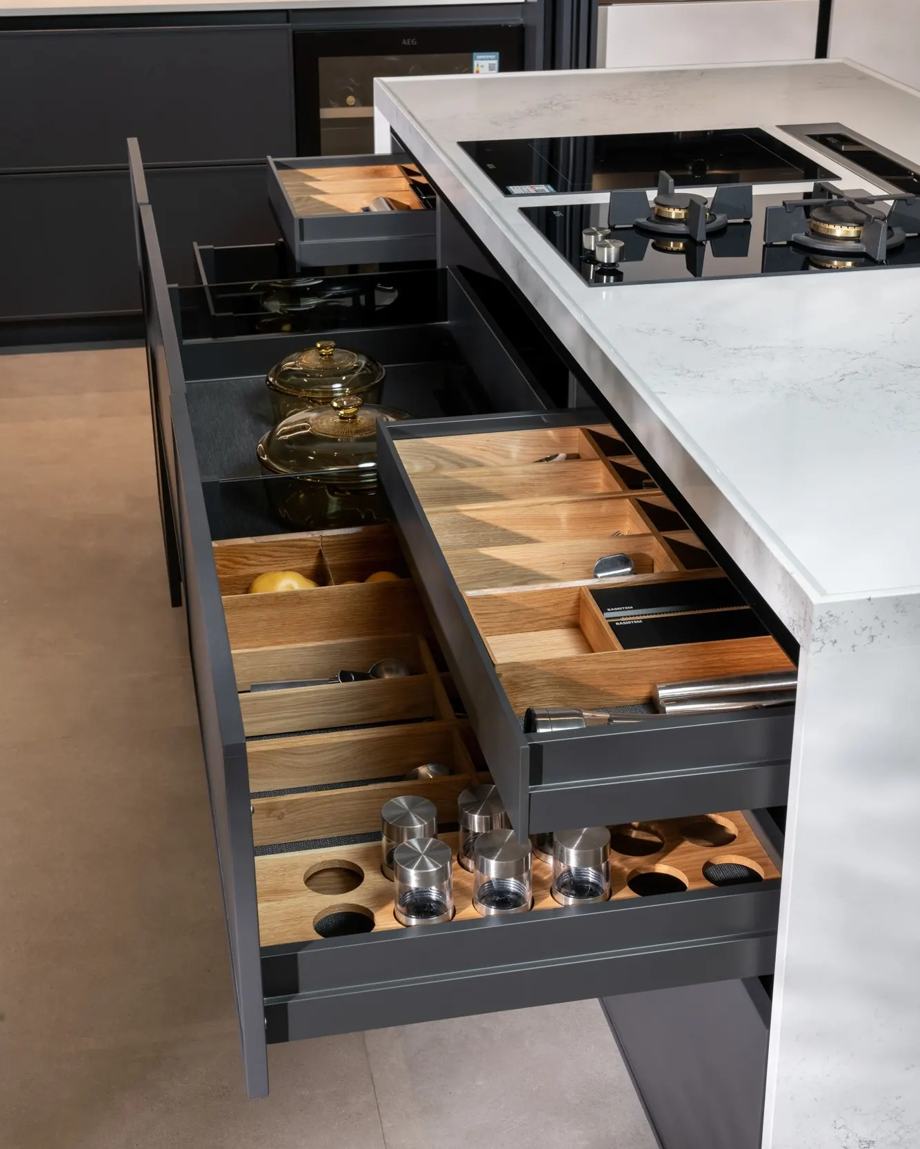 Aménagement intérieur, tiroirs et casseroliers